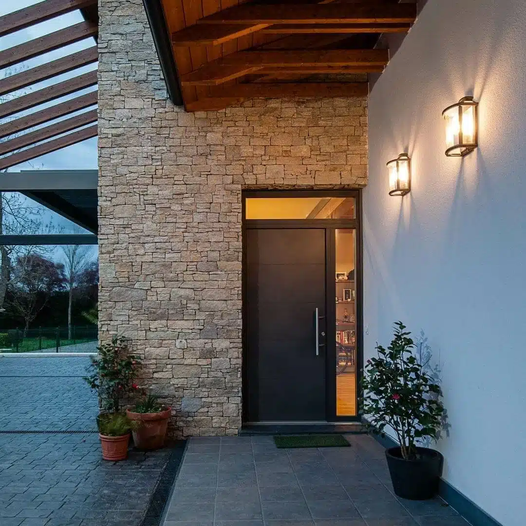 Porte d’entrée contemporaine en aluminium noir texturé installée à Mougins, alliant design moderne et isolation hautes performances.