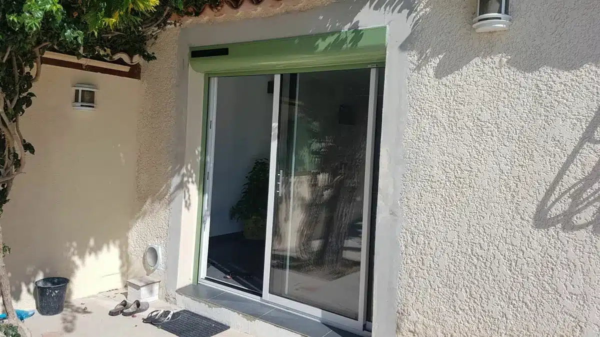 Volet roulant aluminium LAKAL avec motorisation solaire et coffre rénovation vert RAL 6021 installé à Cagnes-sur-Mer.