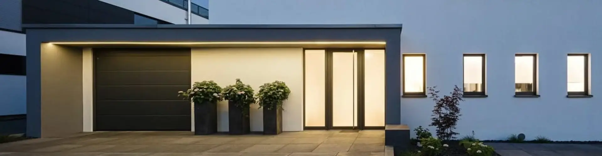 Porte de garage sectionnelle motorisée couleur gris anthracite RAL 7016 installée dans une maison moderne des Alpes-Maritimes.