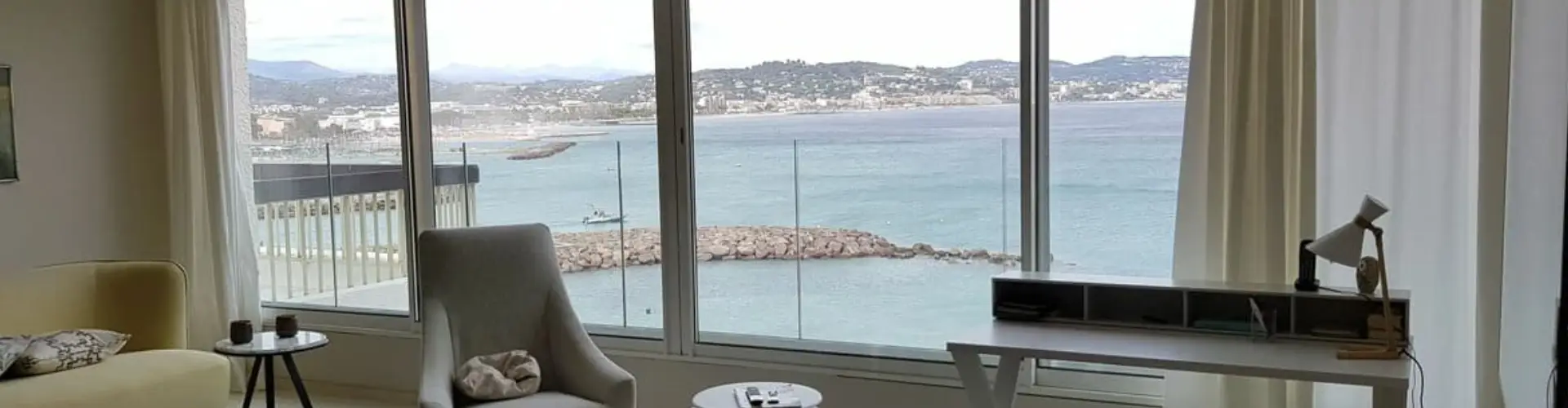 Baie coulissante aluminium TECHNAL avec rupture de pont thermique installée dans un appartement vue mer à Mandelieu.