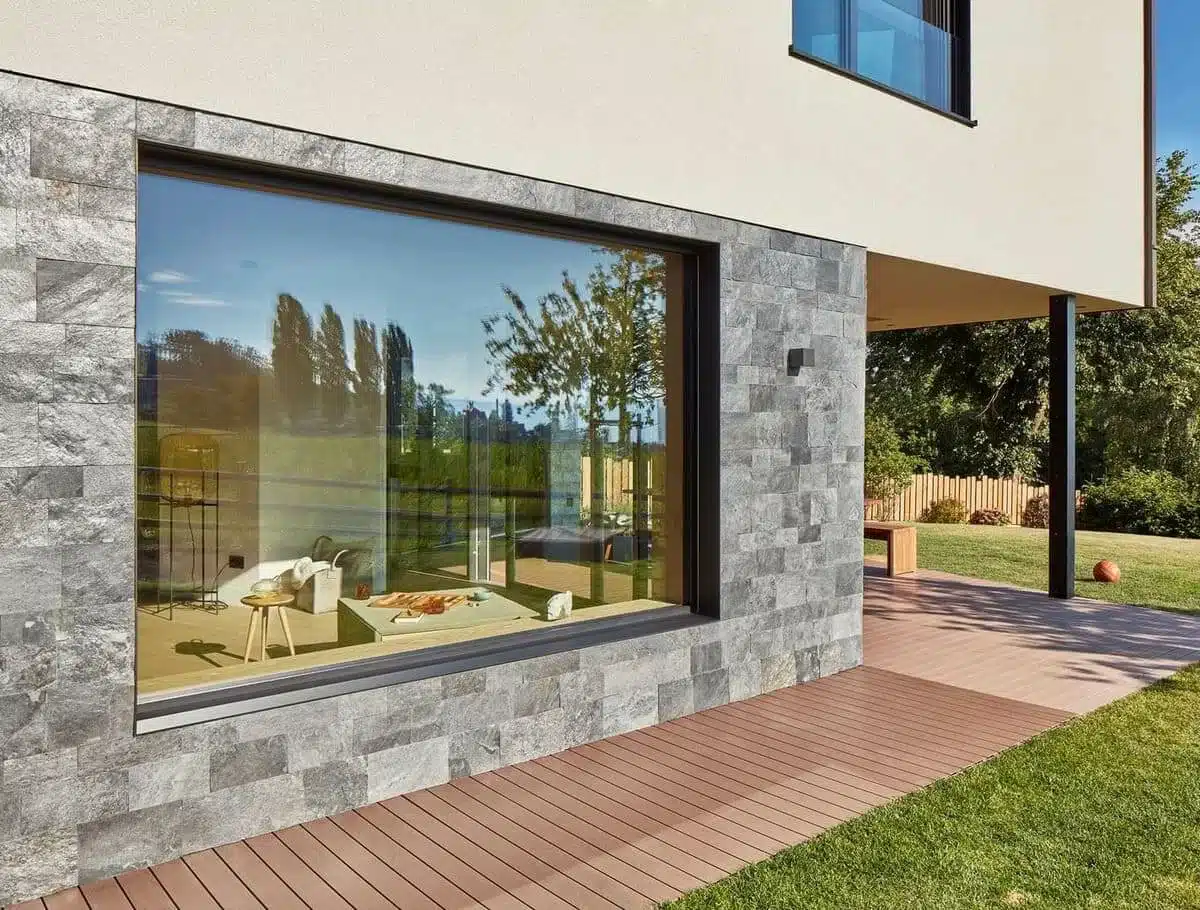 Grande baie vitrée en menuiserie aluminium haute performance FINSTRAL Fin-Project installée dans une villa moderne des Alpes-Maritimes.