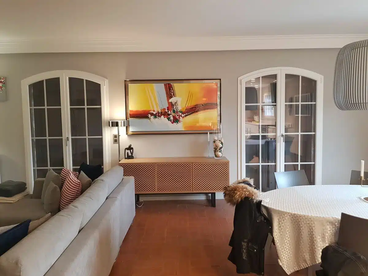 Portes-fenêtres PVC FINSTRAL de forme arrondie avec croisillons intégrés, installation à Mougins.