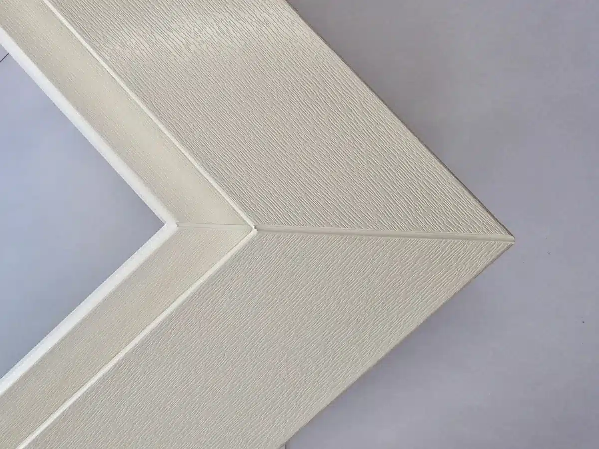 Détail d’un profil PVC FINSTRAL avec finition aspect bois dans la masse.