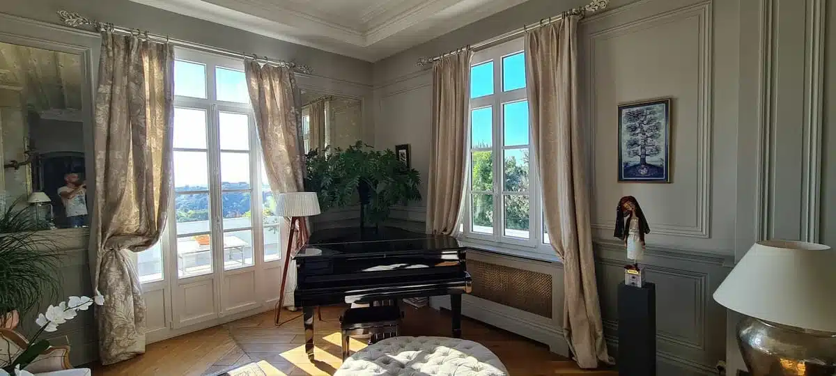 Porte-fenêtre PVC FINSTRAL avec soubassement mouluré et petits bois intégrés, installation à Nice.