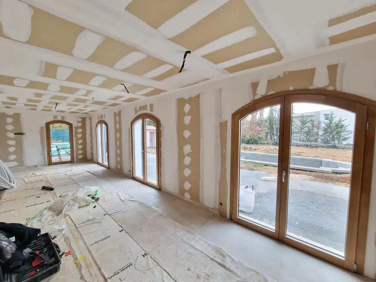 Menuiseries cintrées en chêne mixte bois aluminium Bildau & Bussmann installées à Mougins.