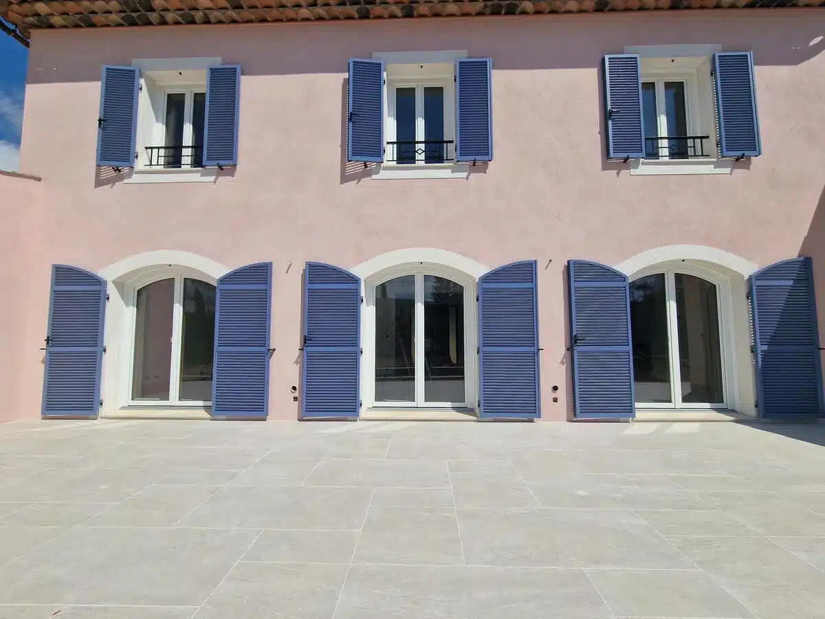 Façade extérieure avec menuiseries cintrées mixte bois aluminium Bildau & Bussmann installées à Mougins.