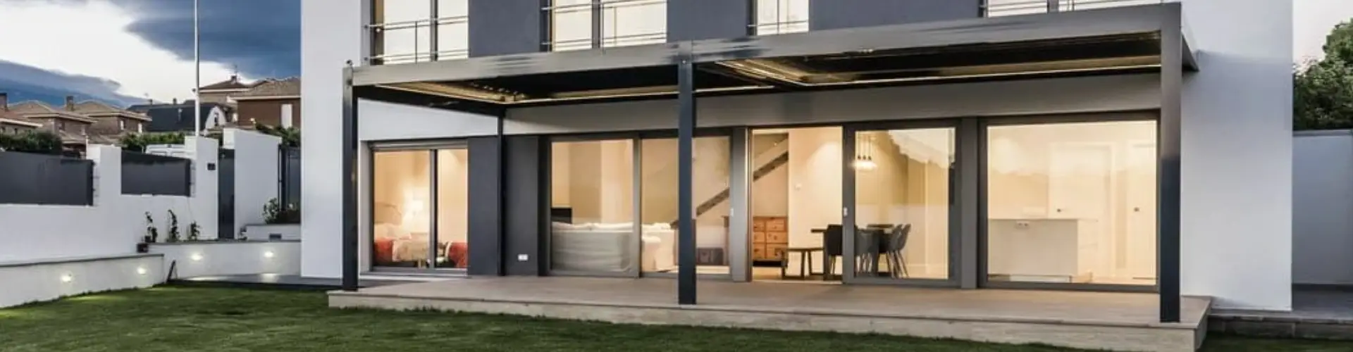 Maison moderne à Cannes avec de grandes baies vitrées en aluminium Finstral, alliant design contemporain, luminosité naturelle et haute performance énergétique.