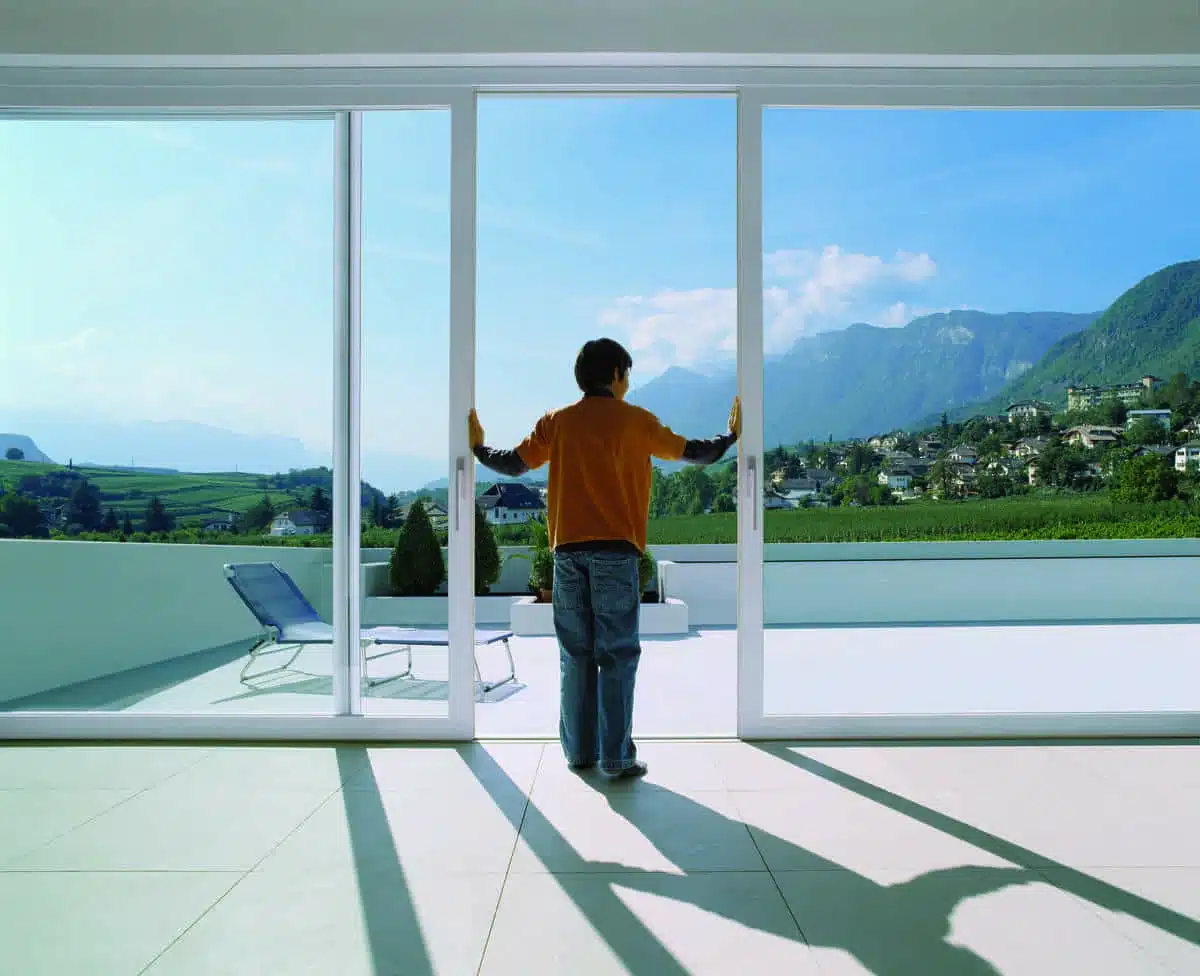 Grande baie vitrée coulissante à levage Finstral installée dans une maison de l’arrière-pays niçois, offrant luminosité et isolation optimale