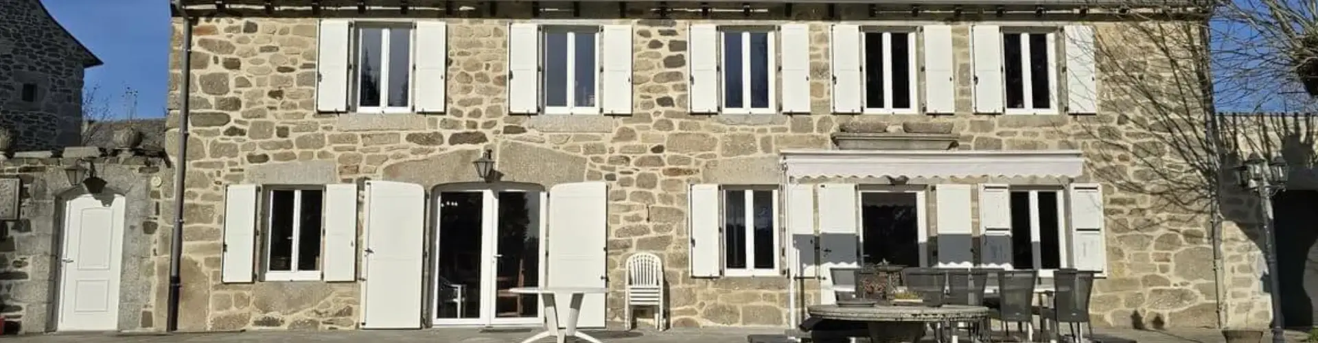 Rénovation complète d’une maison de caractère près d’Espalion avec la pose de fenêtres en PVC Finstral et de volets battants aluminium EHRET. Une réalisation haut de gamme combinant esthétique traditionnelle et performances thermiques modernes.