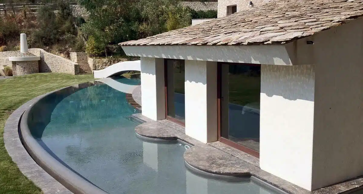 Portes-fenêtres en aluminium Technal pivotantes, finition couleur rouille, installées à Peille. Une réalisation design associant lignes contemporaines et intégration harmonieuse à l’architecture provençale.