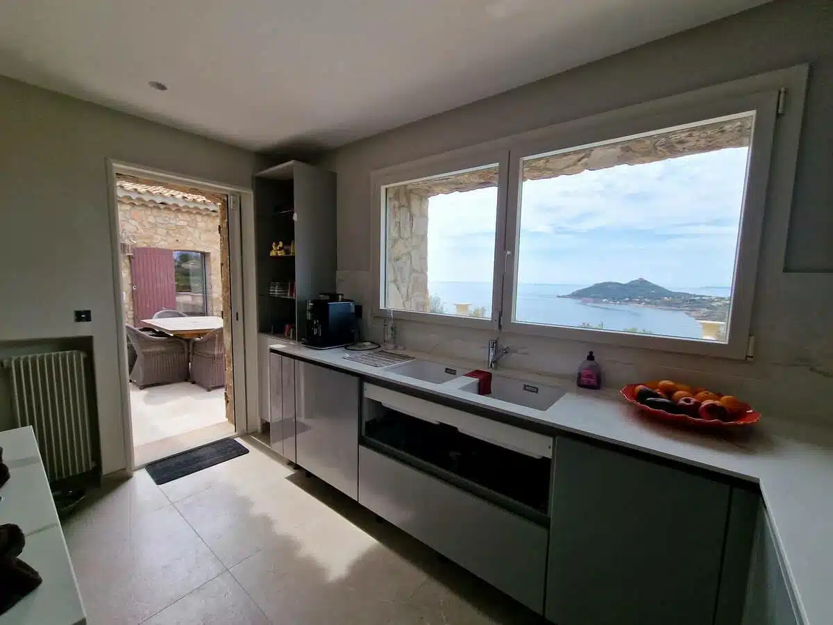 Fenêtre PVC Finstral installée à Agay, offrant une vue panoramique sur la mer. Une menuiserie élégante et performante, assurant luminosité, isolation et esthétisme dans un cadre d’exception.