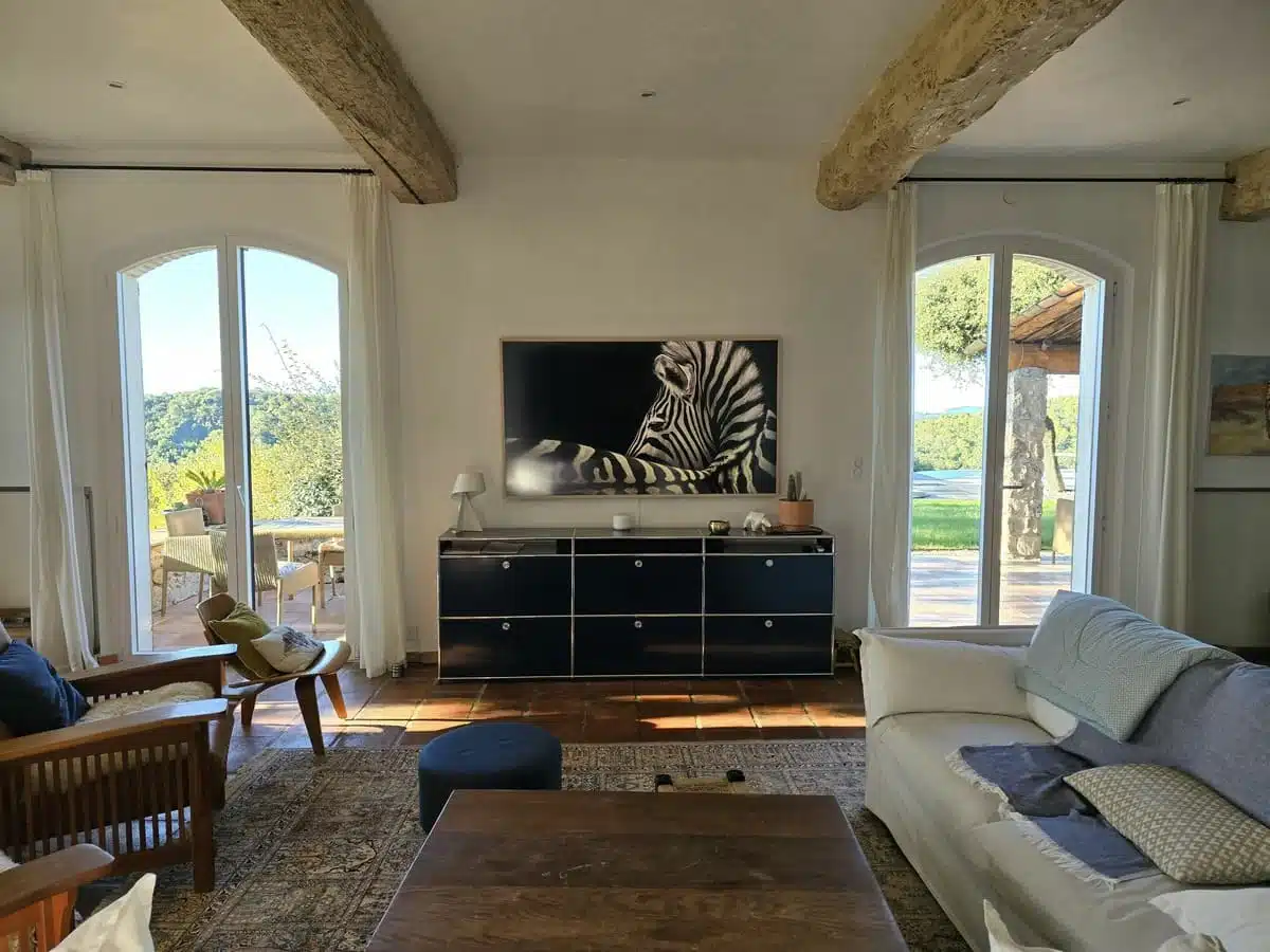 Portes-fenêtres en PVC Finstral avec arc surbaissé, installées à Tourrettes-sur-Loup. Une réalisation élégante mêlant authenticité et confort moderne, parfaitement intégrée à un intérieur chaleureux de style provençal.