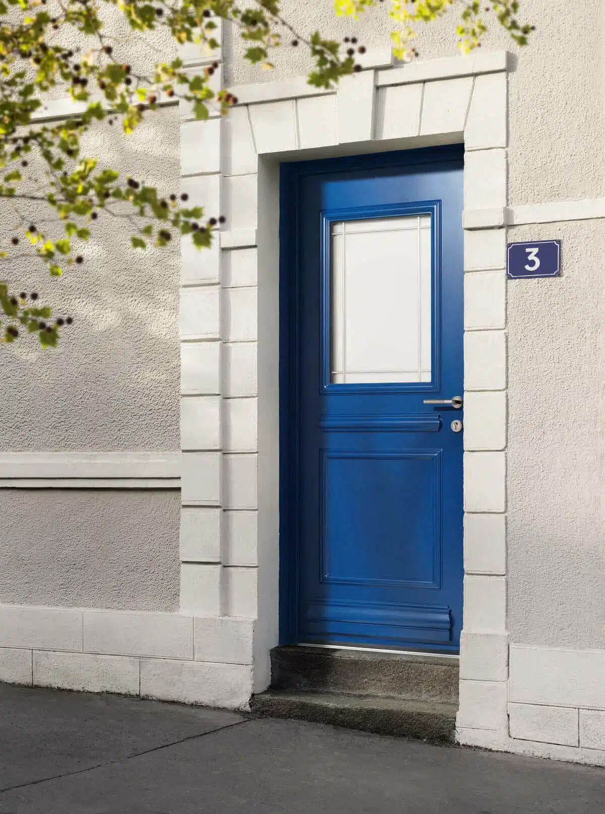 Porte d’entrée K-Line en aluminium bleu profond, au style authentique et élégant. Mariage parfait entre charme traditionnel et performance moderne pour les maisons de caractère ou rénovations haut de gamme.