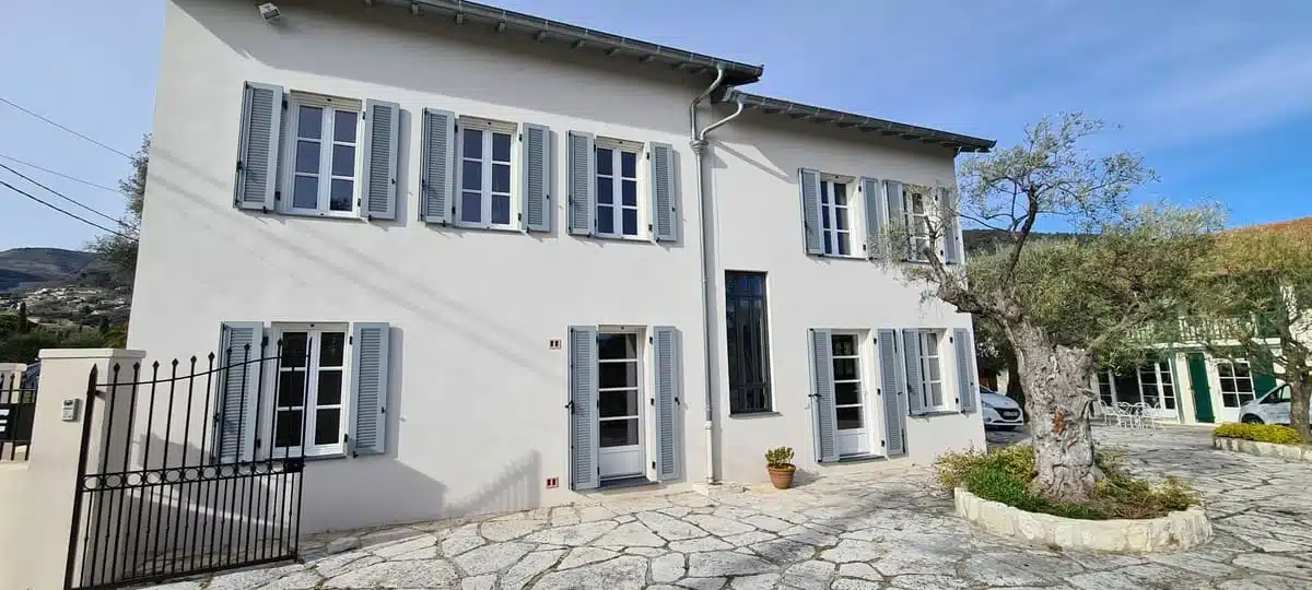 Volets battants en aluminium EHRET avec persiennes à lames américaines installés sur maison traditionnelle à Vence, alliant élégance provençale et durabilité