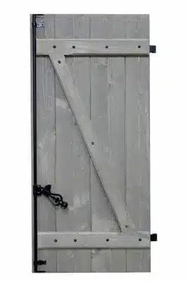 Volet battant en bois type Z avec barres et écharpe, finition traditionnelle style campagne.