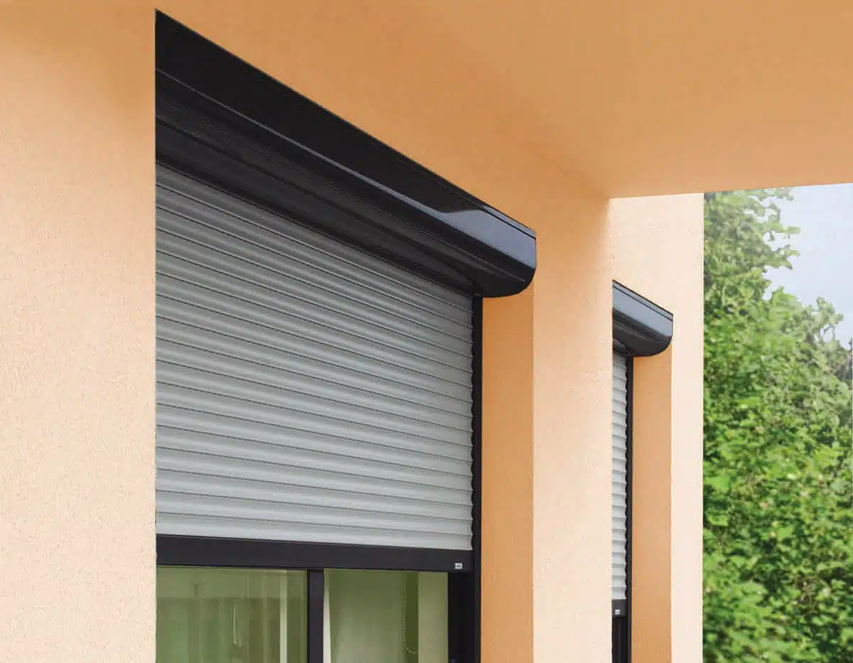 Volet roulant en aluminium à Vence avec motorisation Somfy IO, alliant confort, sécurité et design moderne.