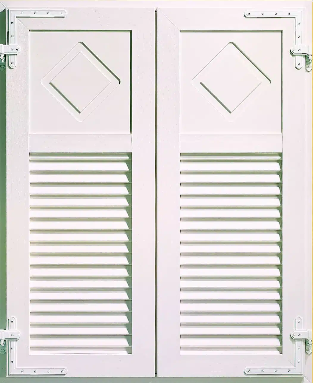 Volet PVC FINSTRAL combinant persienne à lames américaines et panneaux pleins à motif décoratif.