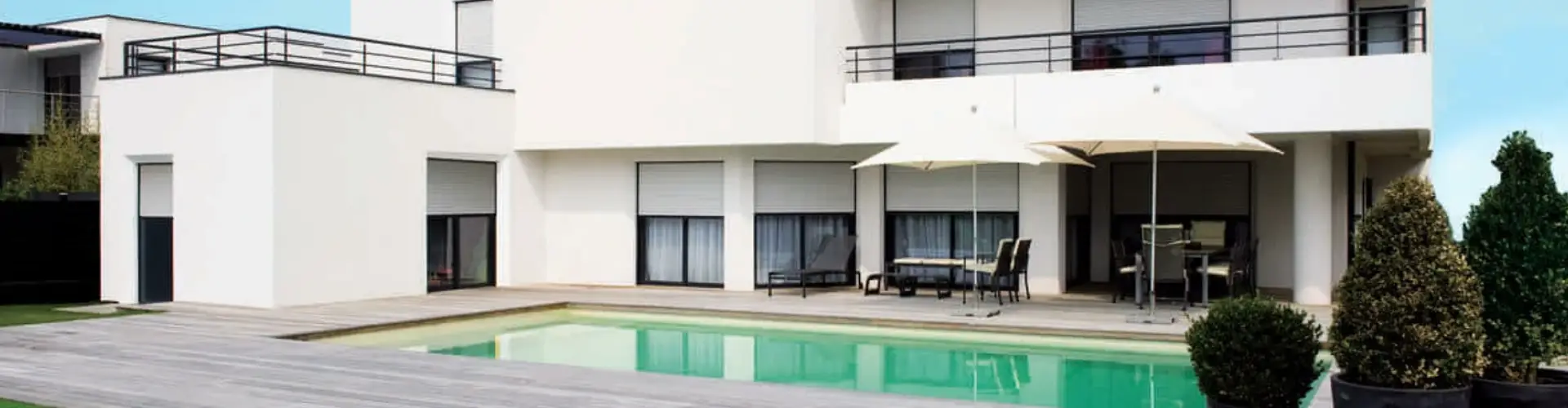 Volets roulants motorisés LAKAL installés sur une maison moderne avec baies vitrées dans les Alpes-Maritimes.